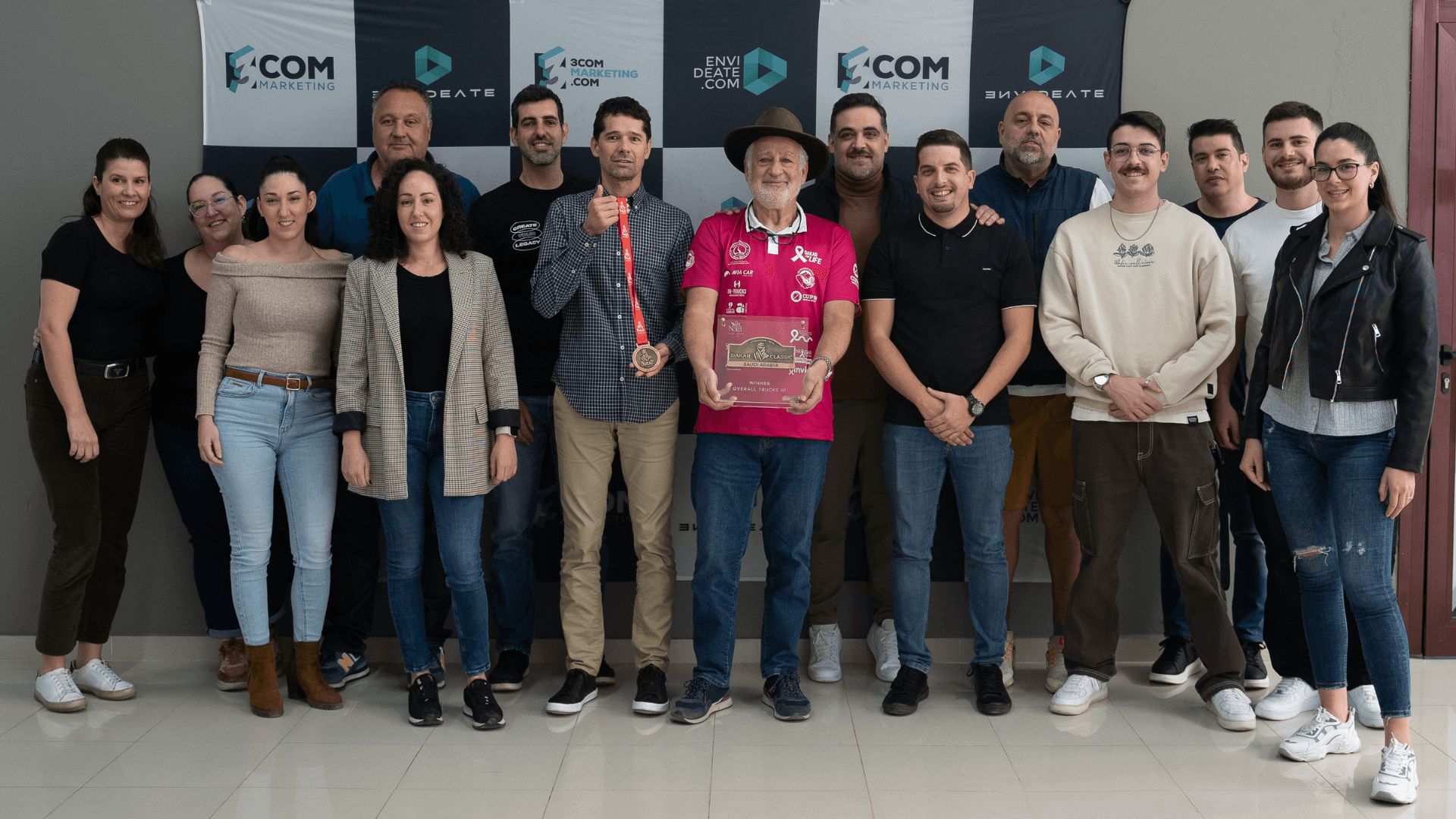 Rafa Lesmes, campeón del Dakar 2024, visita 3COM Marketing en celebración del Proyecto Dakar Por La Vida