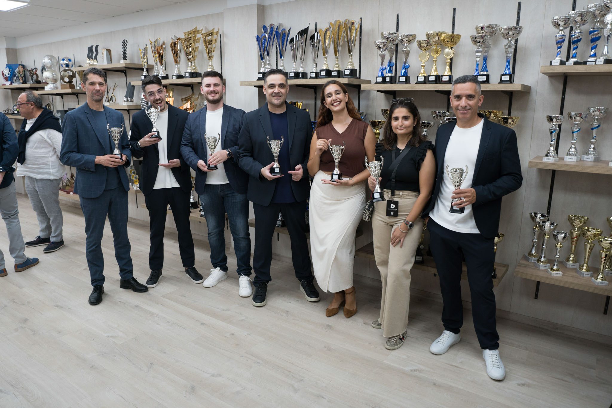 El equipo de 3com posando con el detalle que les brindó Trofeos Medina