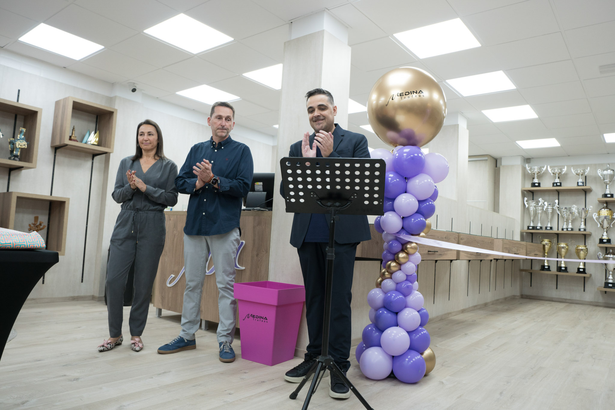 Chris Almeida presentando el evento