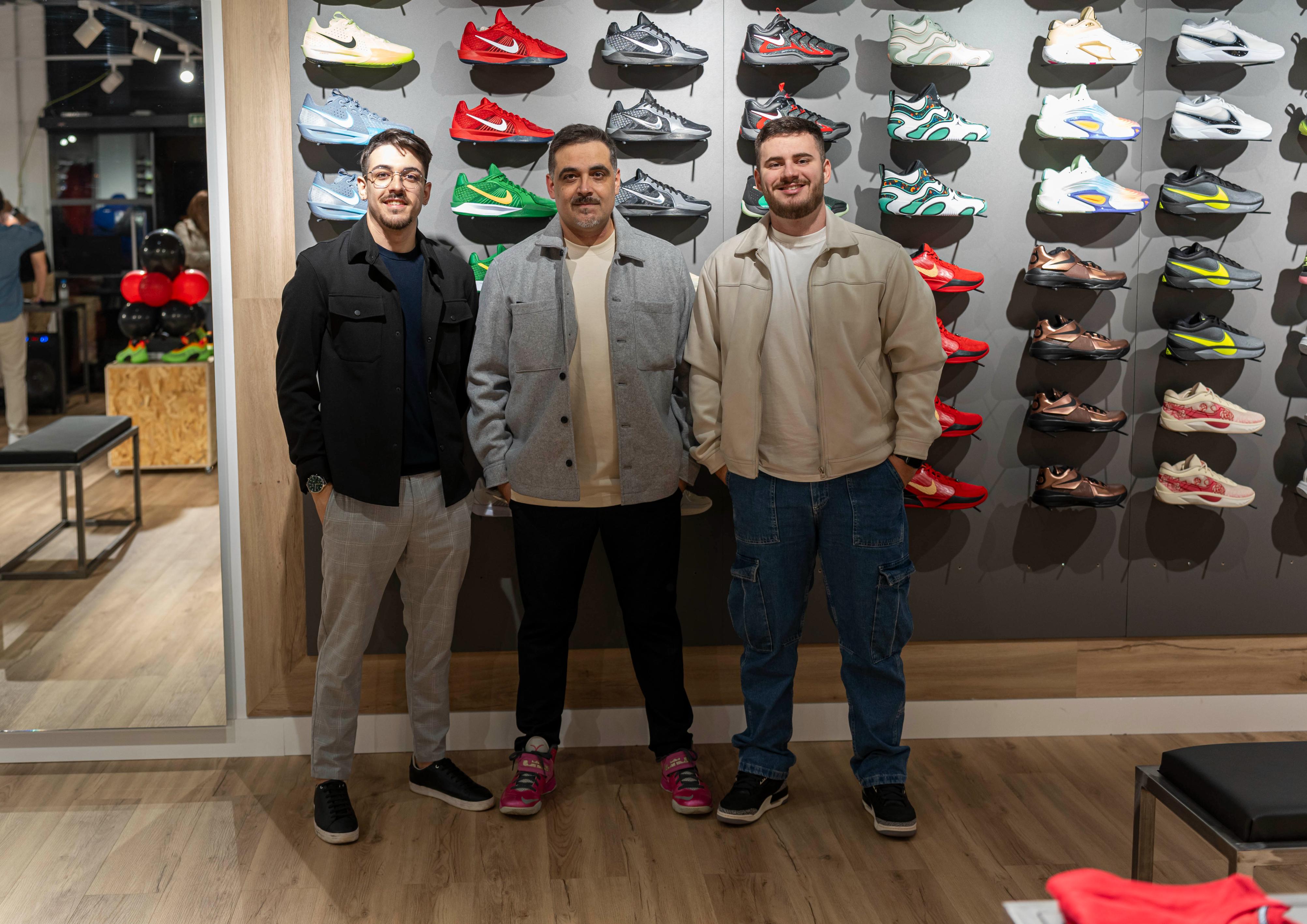 Fotos de 3com en la inauguracion de la tienda de balocensto en gran canaria 24 segons